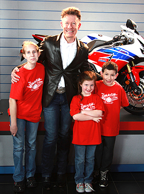 Lyle Lovett with Ride for Kids Stars Kaitlyn, Ava and Javier.