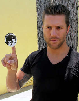 Ross Thomas supports the Awá Ross Thomas supports the Awá