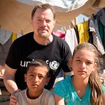 Eddie Izzard Meets Syrian Refugees In Iraq