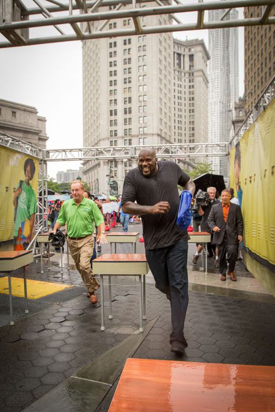 Shaq O'Neal runs the obstacle course