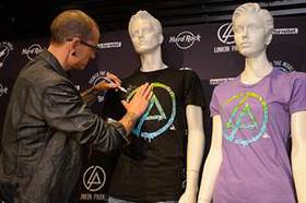 Chester Bennington of Linkin Park signs Hard Rock's new limited-edition Linkin Park Signature Series: Edition 31 T-Shirt Chester Bennington of Linkin Park signs Hard Rock's new limited-edition Linkin Park Signature Series: Edition 31 T-Shirt