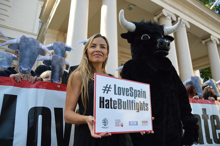 Elen Rivas Presents Anti-Bullfighting Petition at Spanish Embassy