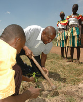 Forest Whitaker lends a hand during a visit to Hope North.