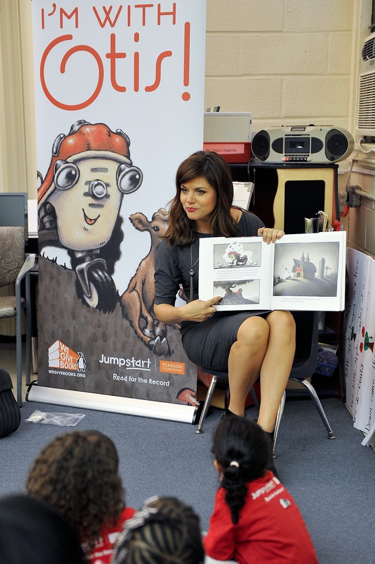 Tiffani Thiessen Reads To Kids