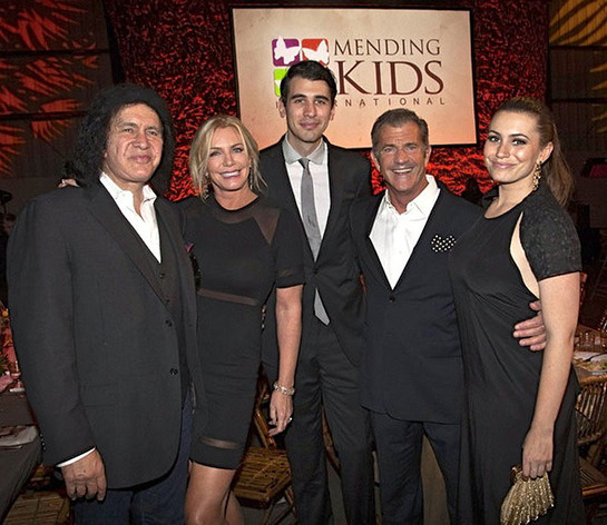 Mel Gibson presented the Mending Kids International Humanitarian Award to Gene Simmons and his family. They helped to raise $700,000 for life-altering surgeries.