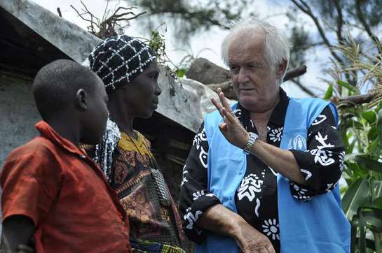 Henning Mankell talks to a Congolese refugee during his recent visit to the Rwamwanja refugee settlement in Uganda.