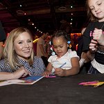 Kristen Bell Celebrates Thanksgiving With Homeless