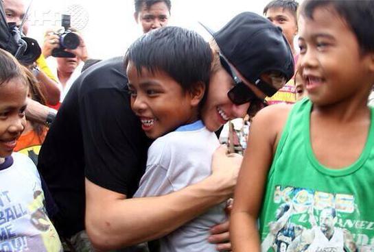 Justin Bieber Meets Victims Of Typhoon Haiyan