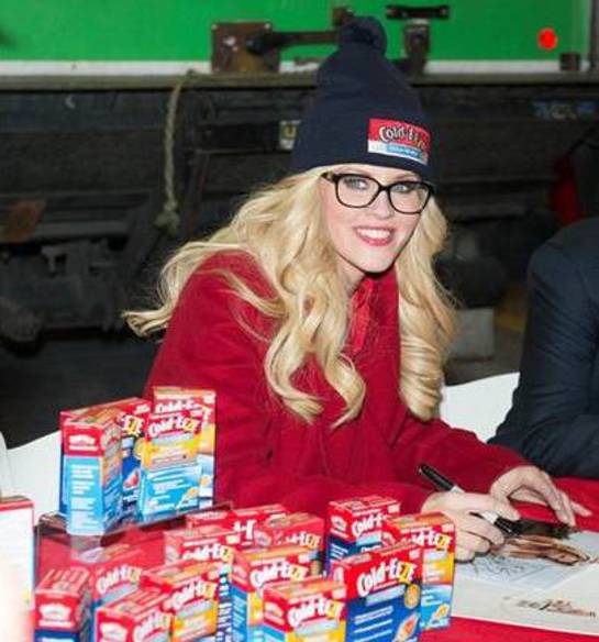 Jenny McCarthy Hosts Holiday Food Drive In NYC