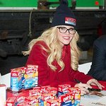 Photos: Jenny McCarthy Hosts Holiday Food Drive