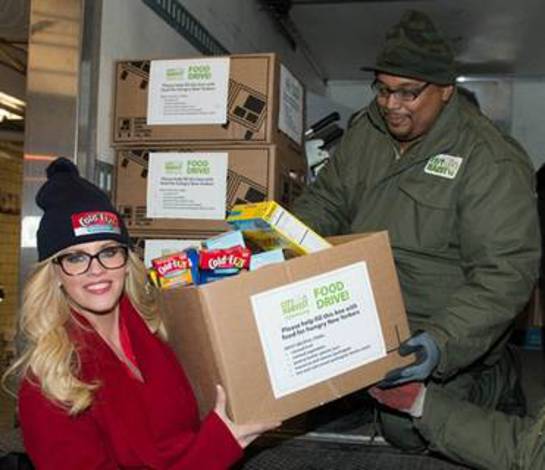 Jenny McCarthy Hosts Holiday Food Drive