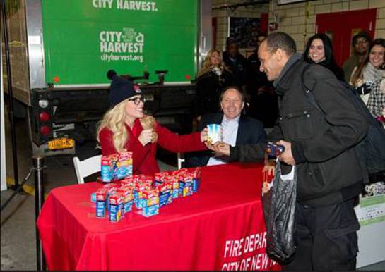 Jenny McCarthy's Holiday Food Drive