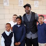 New York Giants Star Hakeem Nicks Gives A Helping Hand