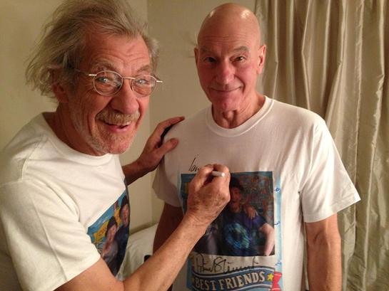 Ian McKellen Signs Patrick Stewart's T-Shirt