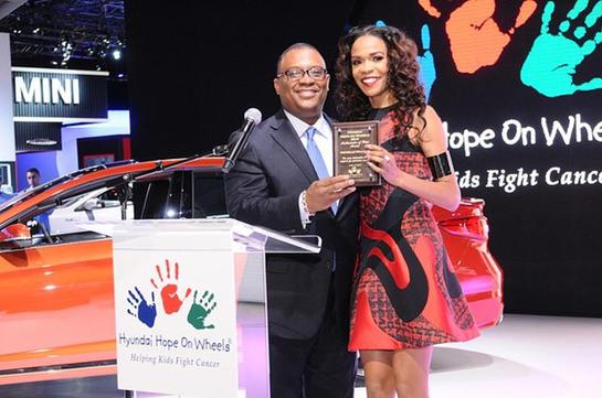 Zafar Brooks, Director, Hyundai Hope On Wheels, presents award to Michelle Williams