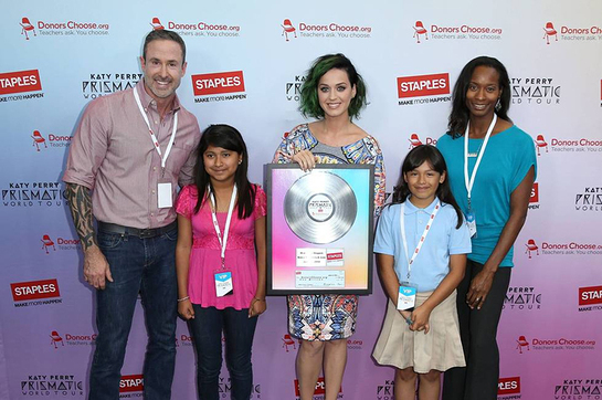 Katy Perry poses with students and teachers from local LA elementary schools at the Staples Make Roar Happen press conference