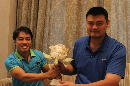 Founder of Sea Turtles 911, Frederick Yeh, presents Yao Ming with the World Sea Turtle Conservation Award