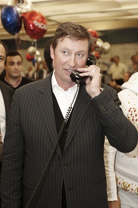 Wayne Gretzky joins ICAP in its New Jersey office and supports the Wayne Gretzky Foundation