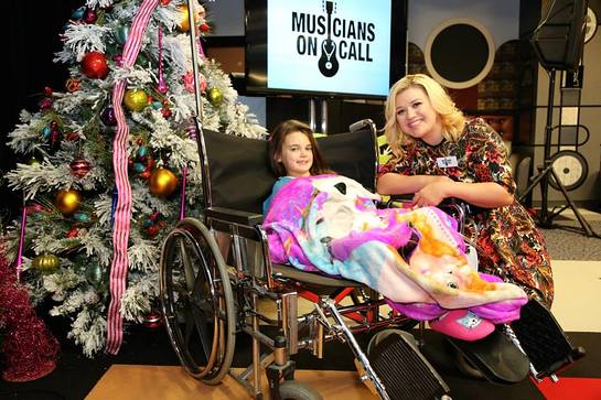 Kelly Clarkson Visits Young Patients For Christmas