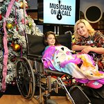 Kelly Clarkson Brings Christmas Cheer To Young Patients