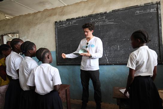 Orlando Bloom reads to students at Jene Wonde Central Public School, in Jene Wonde Township in Grand Cape Mount County