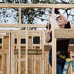 Garth Brooks And Trisha Yearwood Join Jimmy Carter To Build Homes In Memphis